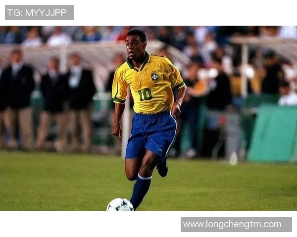 新老足球明星对比分析及其在足球历史中的影响与贡献