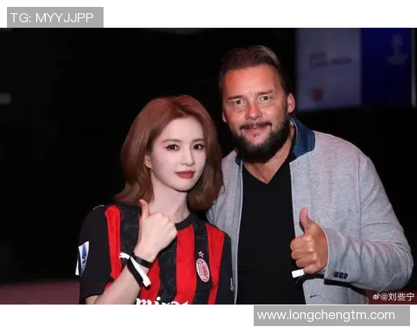 璀璨水晶映照足球明星风采的华丽瞬间与荣耀时刻