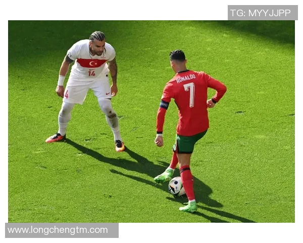 足球明星照片摆件打造个性化家居装饰提升球迷生活品质