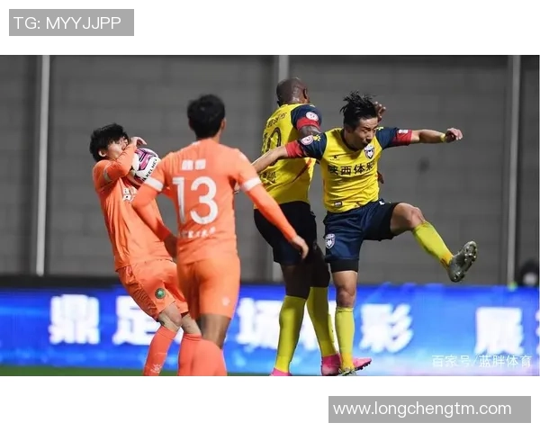 重庆足球队速度之争引发热议球迷观点各异看法不一